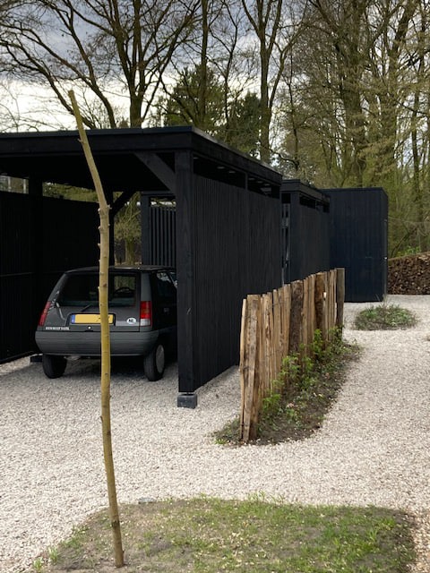 Carport Schwarz gestrichen