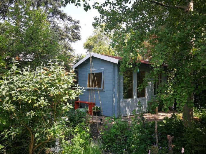 gartenhaus blau streichen gartenlaube