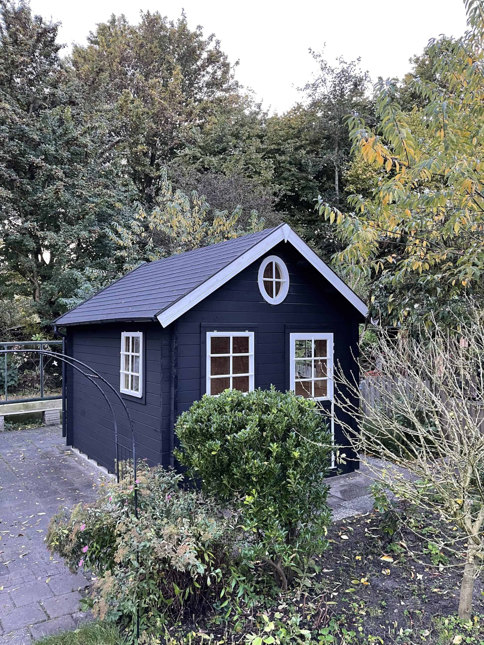 Gartenhaus gestrichen mit Moose F Vasa Svart Holzfarbe Schwedenfarbe