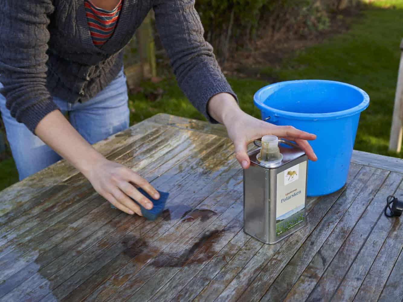 Holz reinigen mit Leinölseife Lackreiniger