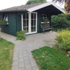 Dunkelgrünes schwedisches Gartenhaus